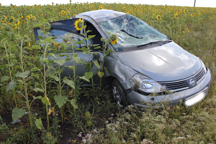 битый мицубиси асх. фольксваген битый спереди. ваз 2115 черная битая. лада приора седан битая. тойота королла 2008 разбитая.