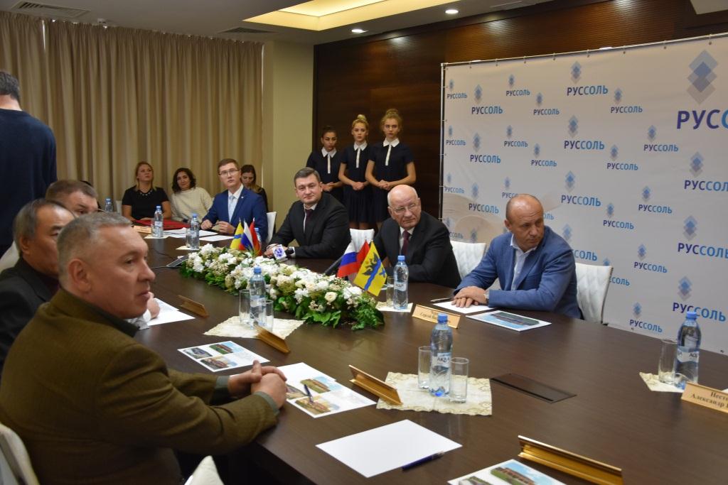 Директор руссоль. Филиал компании руссоль оренбург. Соль экстра руссоль 50 кг. Соль руссоль. Соль техническая в мешках 50 кг руссоль.