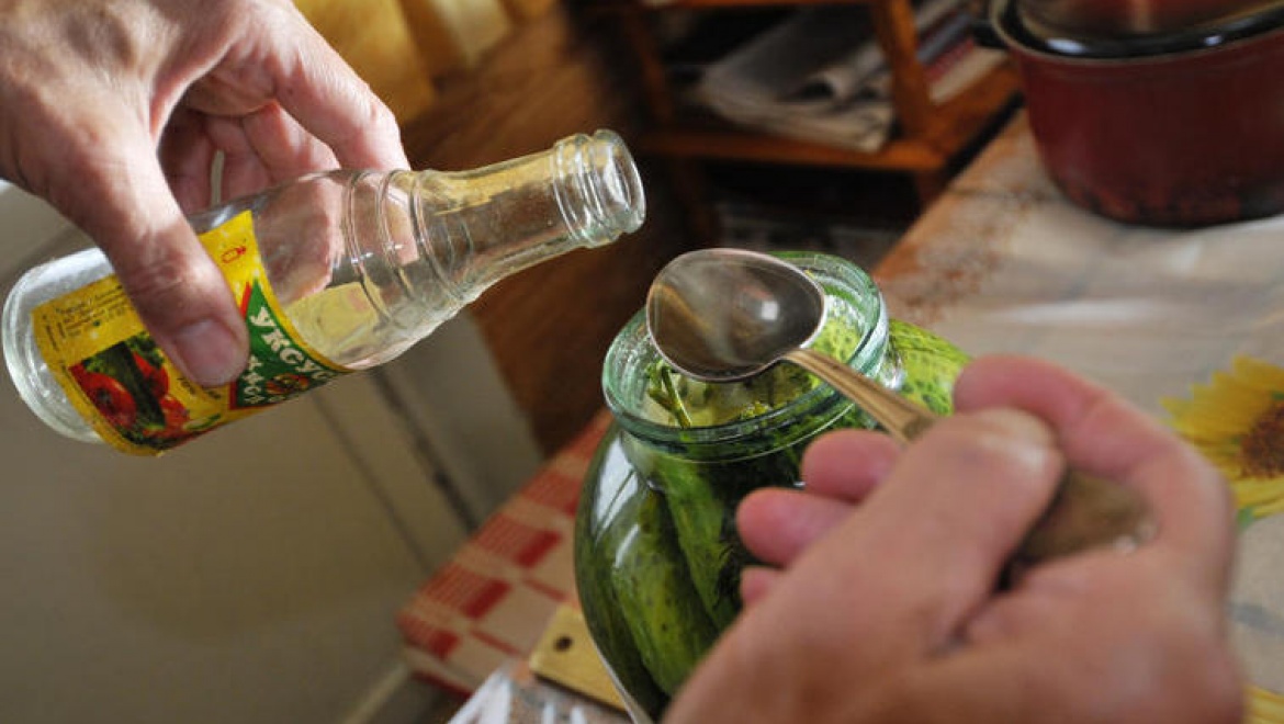 Пенсионер по ошибке выпил уксус для солений 