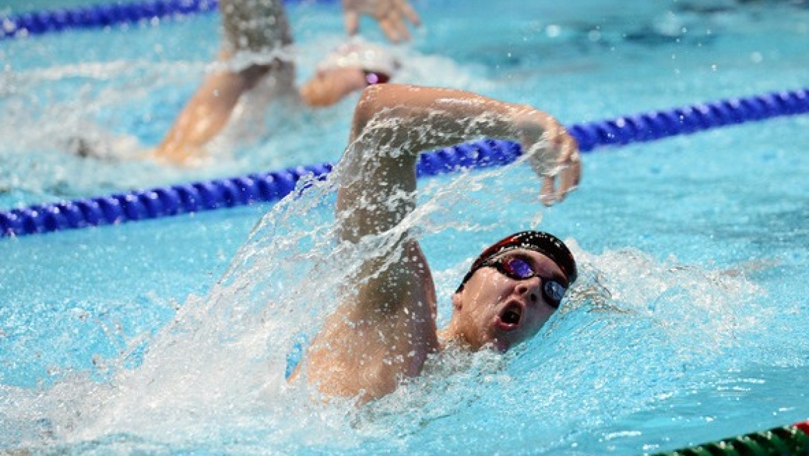 Покажи соревнования по плаванию. Плавание спартакиада. Пловец в бассейне. Плавание соревнования. Старт по плаванию.