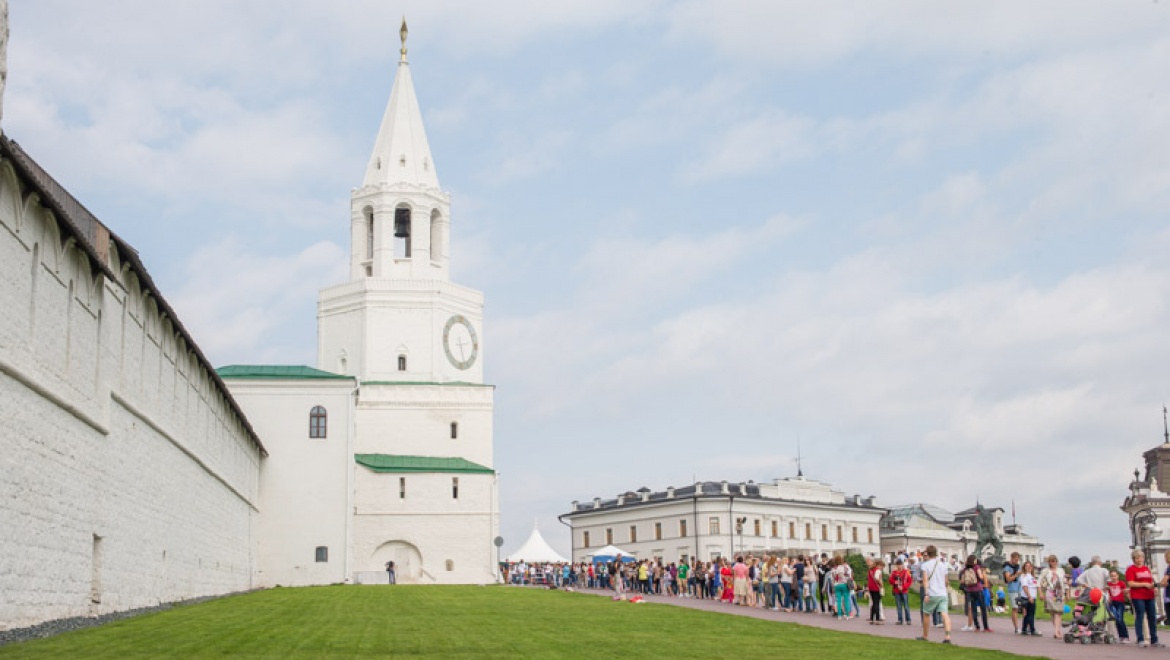 Более двух тысяч человек обняли Казанский Кремль