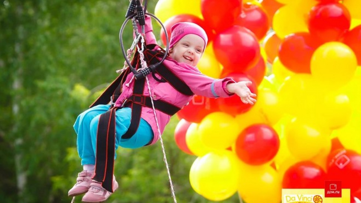 поднять человека в воздух. улетел на воздушных шарах. полет на воздушных шариках. поднять человека в воздух. полет на гелиевых шарах.