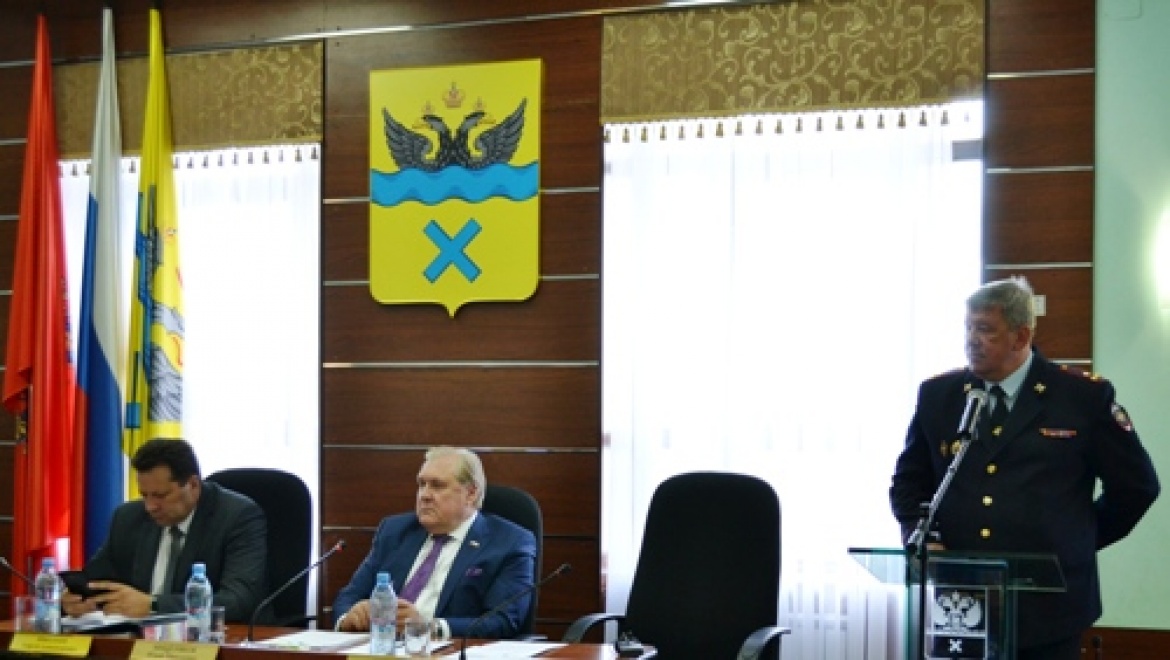 Сотрудники полиции отчитались перед депутатами 