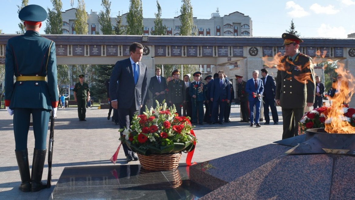 Ильсур Метшин и Валерий Герасимов возложили цветы к Вечному огню в парке Победы