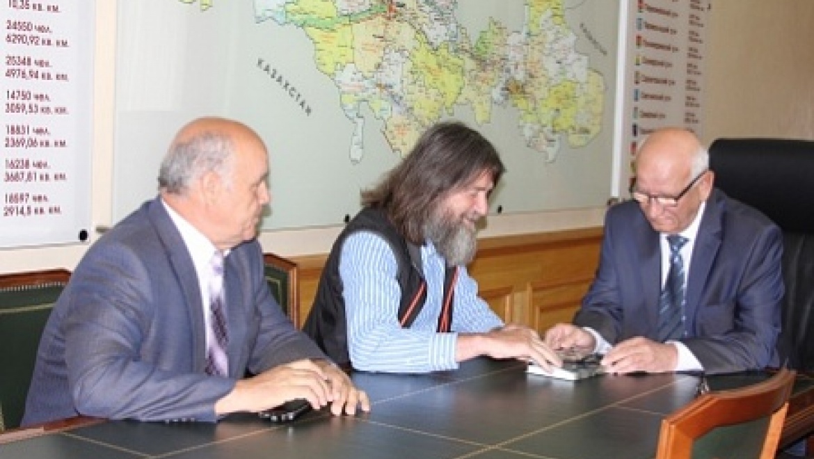 Губернатор Юрий Берг встретился с известным путешественником Федором Конюховым