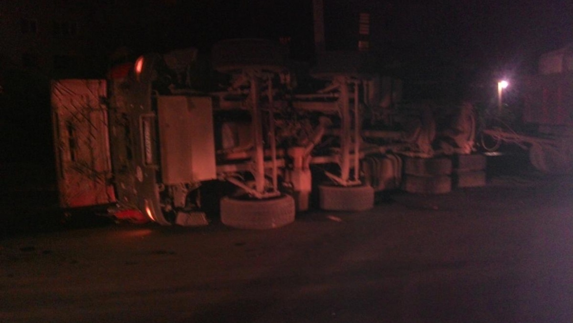 В Новотроицке перевернулся МАН