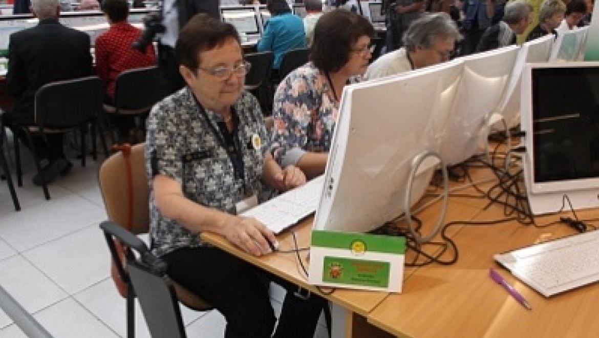 Оренбургские пенсионеры приняли участие в чемпионате по компьютерному многоборью