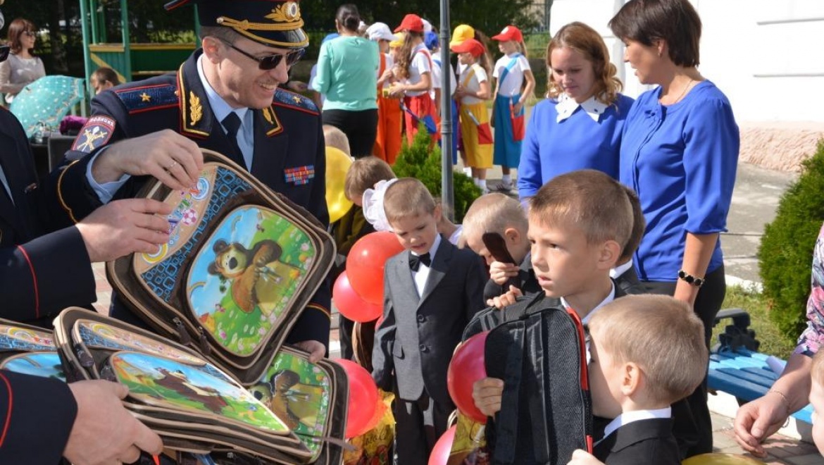 Главный полицейский Михаил Давыдов поздравил школьников