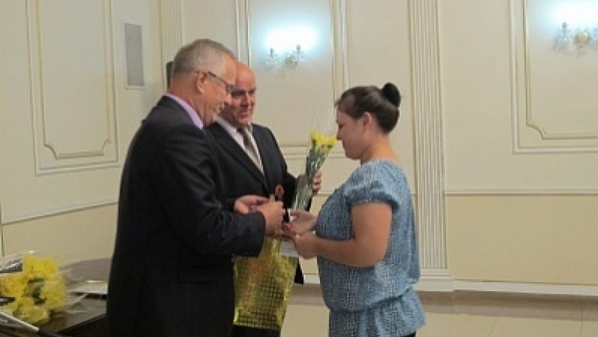 Сиротам вручили ключи от 14 новых квартир