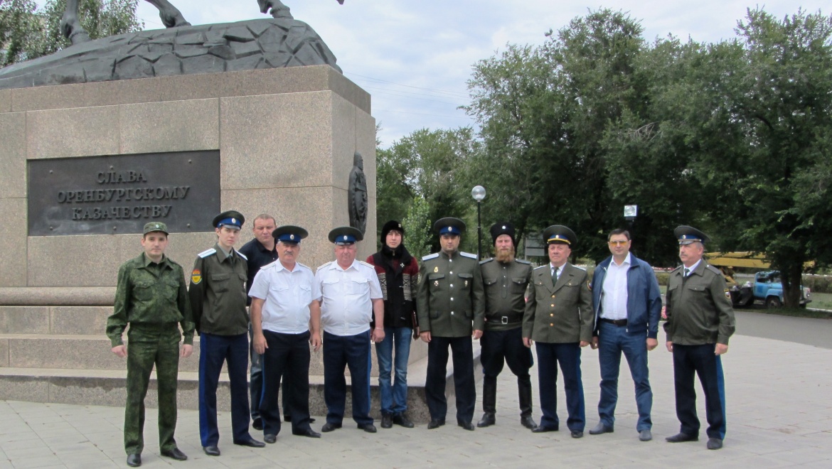 Казаки возложили цветы к памятнику Оренбургскому казачеству