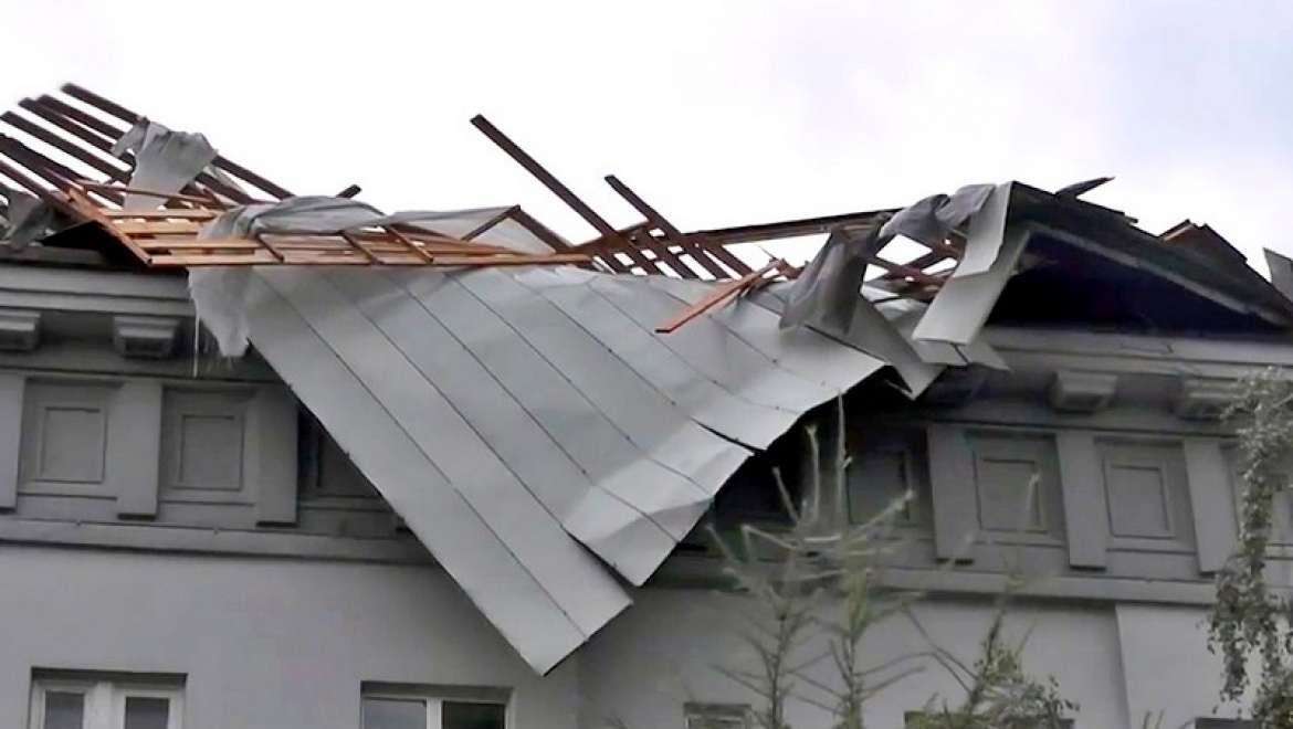 В Казани ликвидируют последствия обрушившегося на город урагана