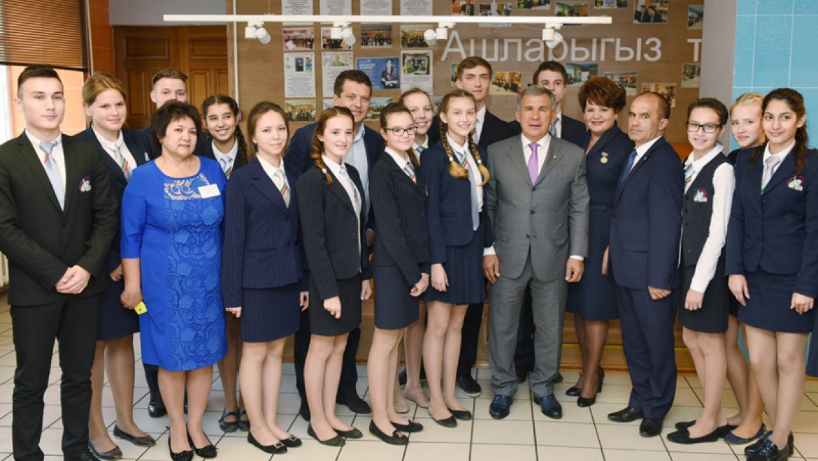 Рустам Минниханов ответил на вопросы учеников казанской школы №146