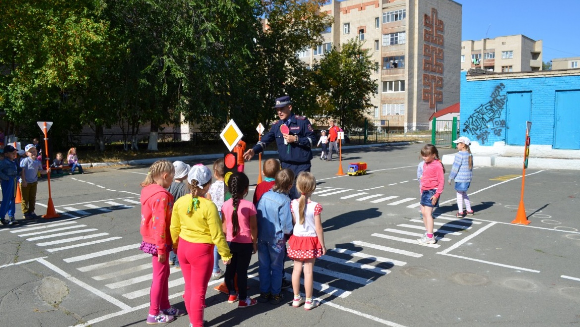 Сотрудники ГАИ провели занятие в детском саду