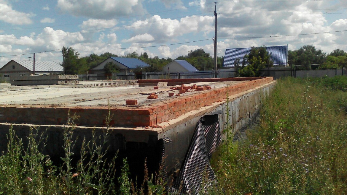 Вместо новой поликлиники за 87 млн рублей построен только фундамент