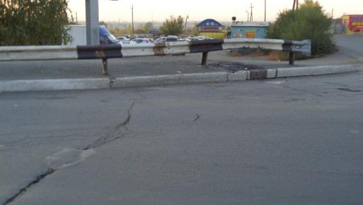 В Новотроицке мотоциклист врезался в дорожное ограждение