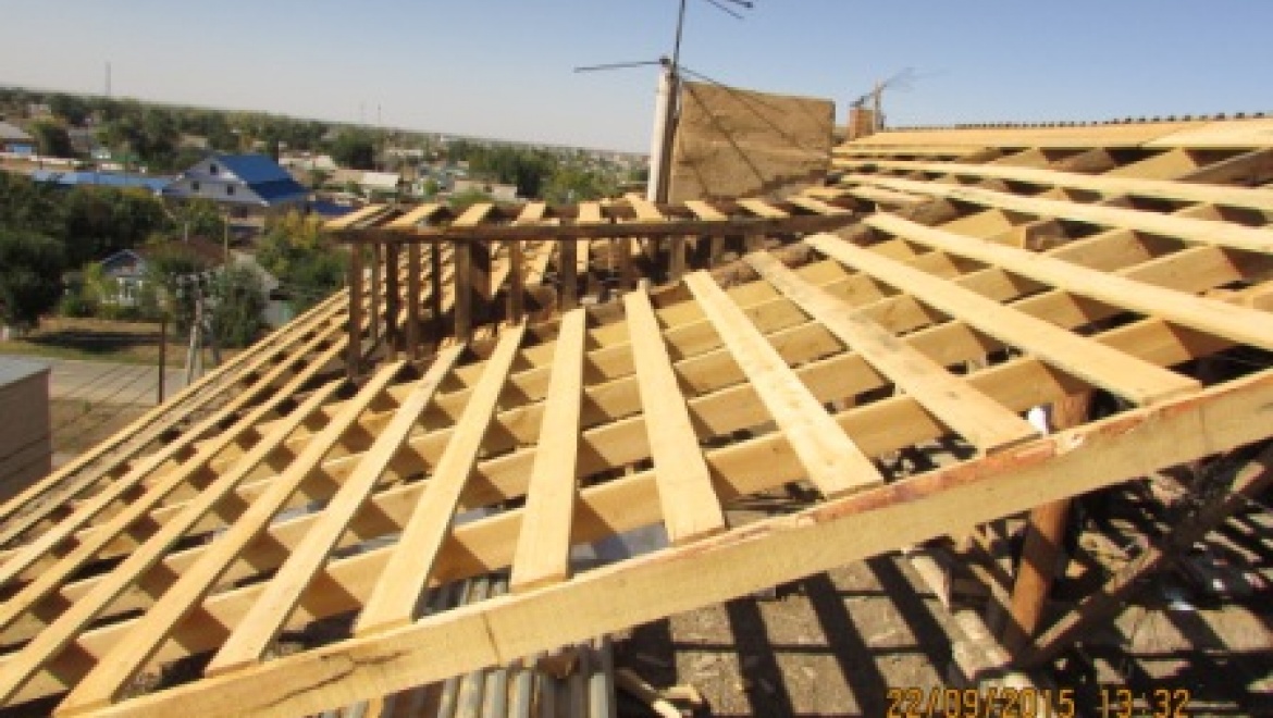 В Акбулаке работы по капитальному ремонту крыш близятся к завершению   