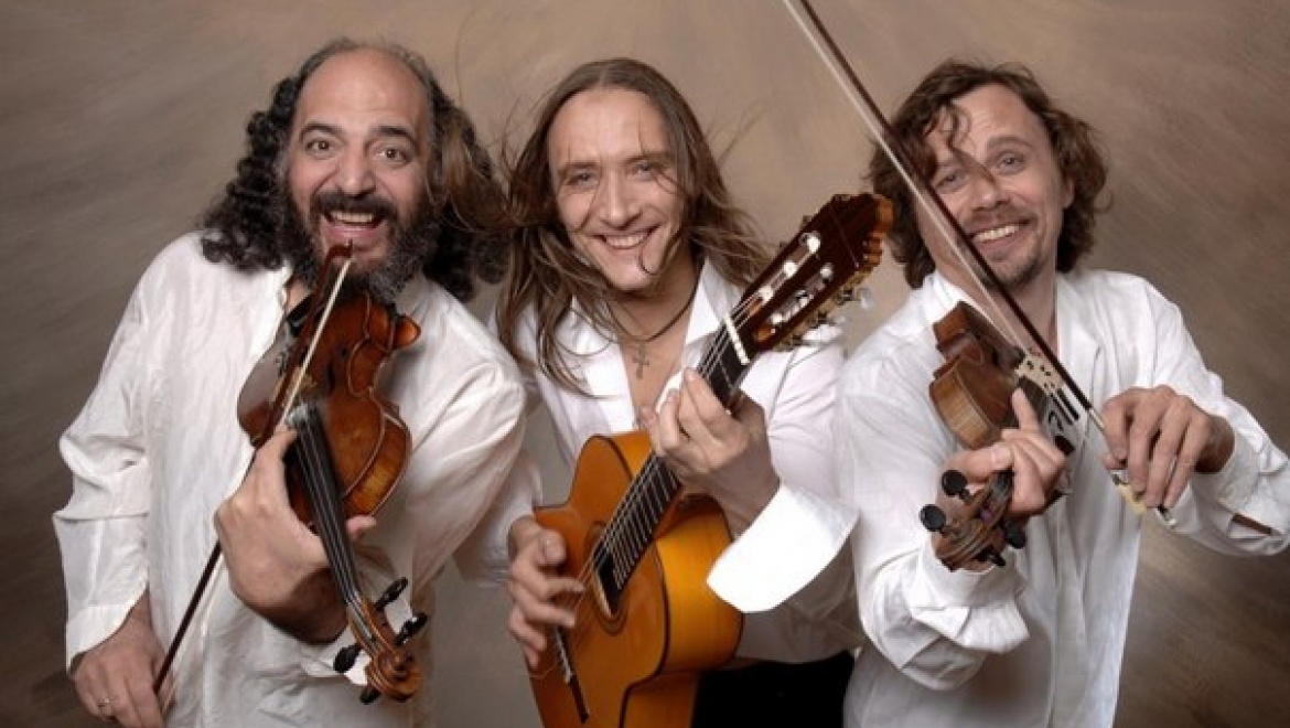 В рамках юбилейного тура на казанской сцене выступит цыганское трио «Лойко»