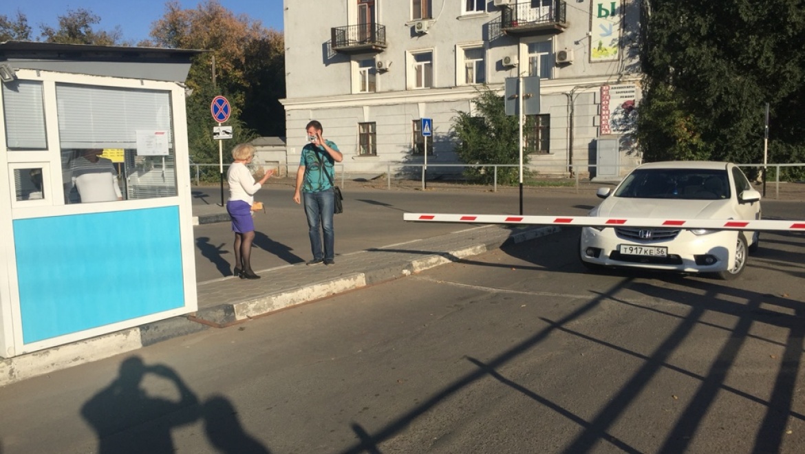 Законно ли установлен шлагбаум на Привокзальной площади?