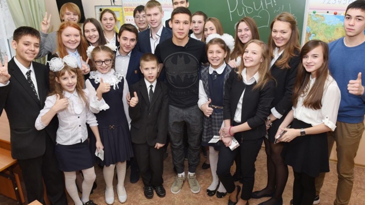 Футболист «Рубина» купил для лучших учеников школы №84 билеты на матч с «Ливерпулем»