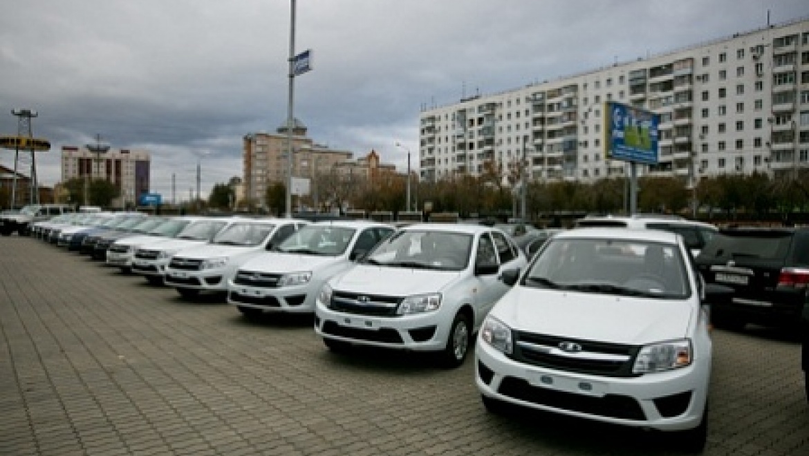 Работникам АПК вручили почетные грамоты, благодарности и новые автомобили