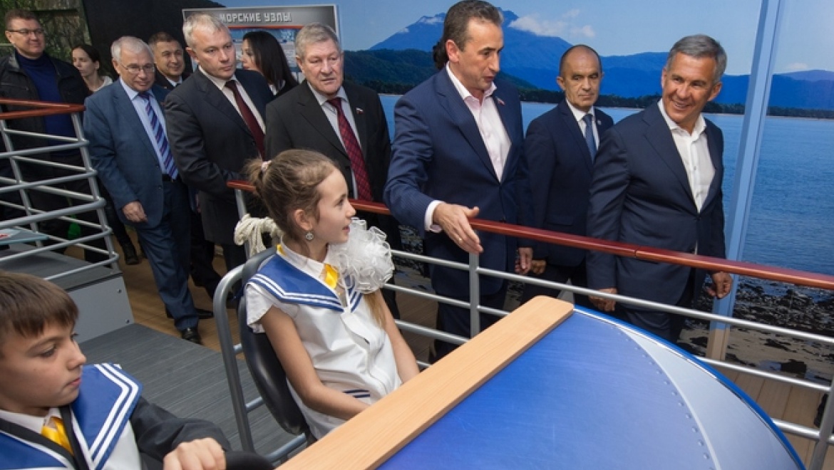 Рустам Минниханов посетил детский научно-развлекательный центр «Зарница»