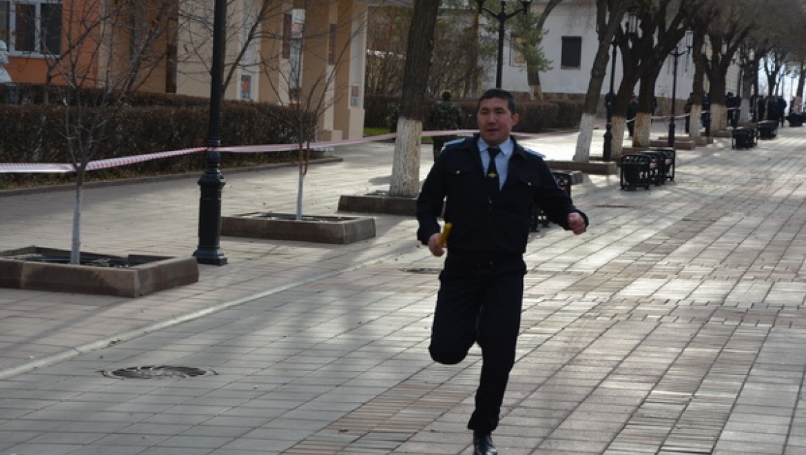 Зачем полицейские бегали по центру города в противогазах?