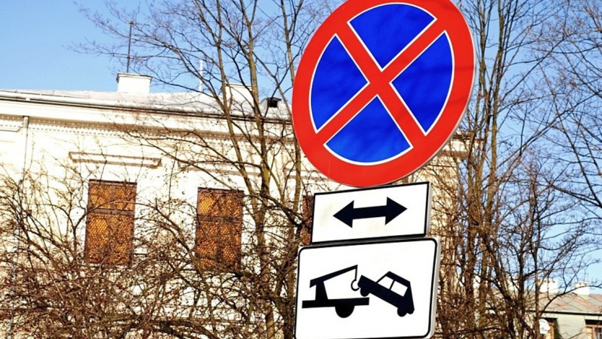 На 17 центральных улицах Казани началась установка знаков «Остановка запрещена»