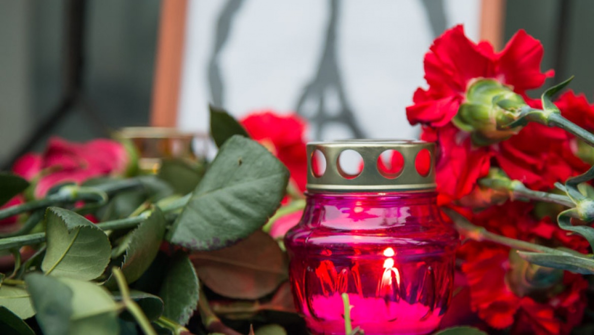 Казанцы несут цветы к центру «Альянс-Франсез» в память о жертвах терактов в Париже