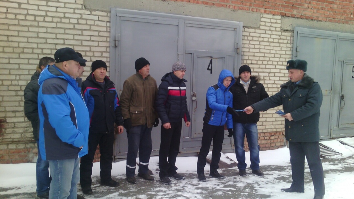 В Орске полицейские рассказали владельцам гаражей и автомобилей об охране имущества