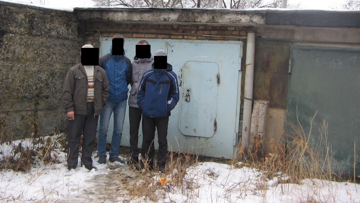 В подземелье тепло и светло. Сотрудники наркоконтроля задержали братьев,  организовавших нарко-теплицу в погребе