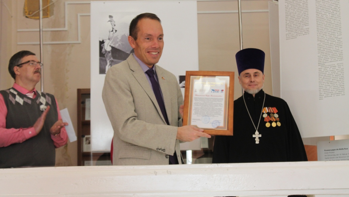 Оренбурский фонд «Евразия» открыл в Челябинске выставку «Белая роза»