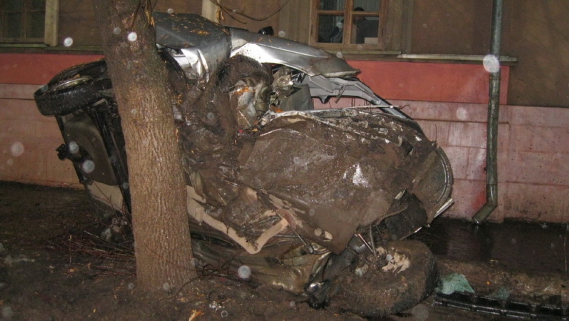 «Лада-Приора» врезалась в дерево, водитель госпитализирован