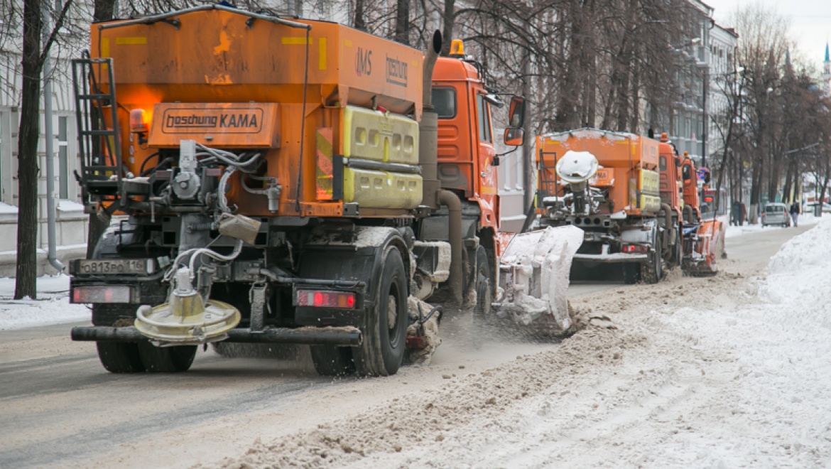 Дороги Казани чистят в круглосуточном режиме