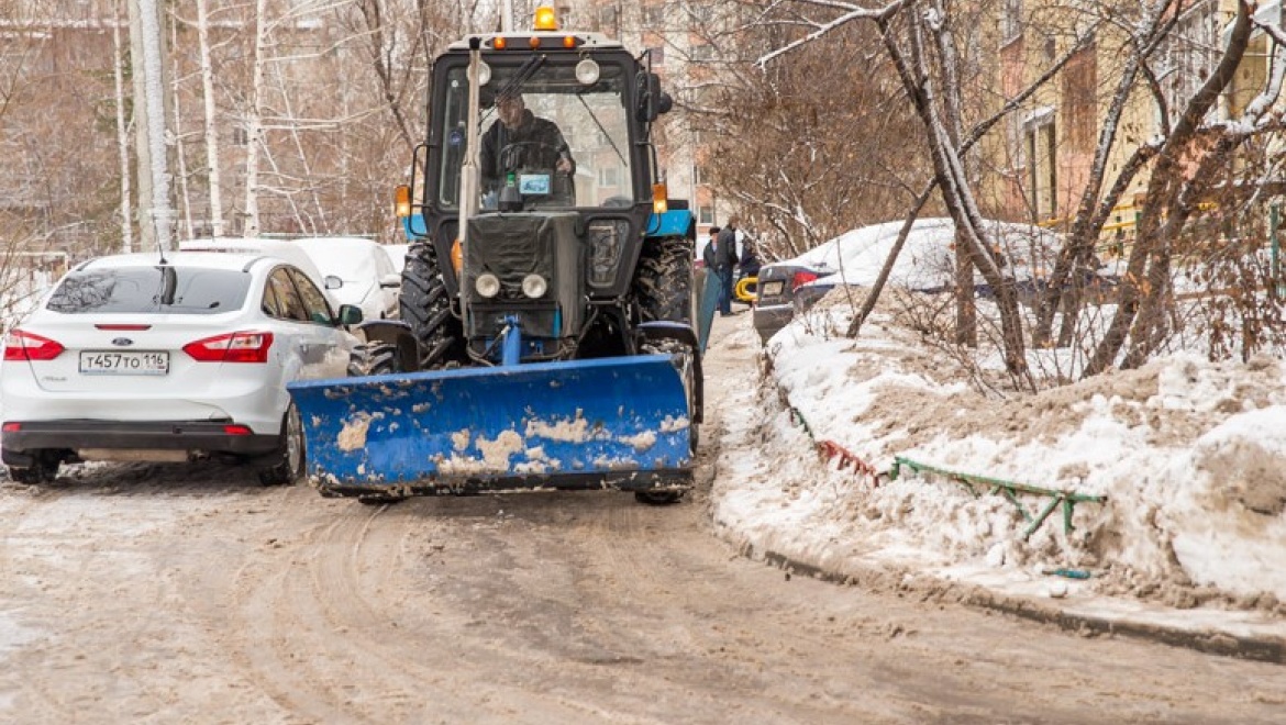 За последние сутки с улиц Казани было вывезено более 6 тысяч тонн снега и смета