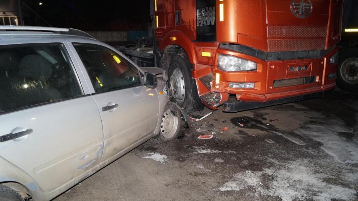 Лада-Калина врезалась в припаркованный грузовик