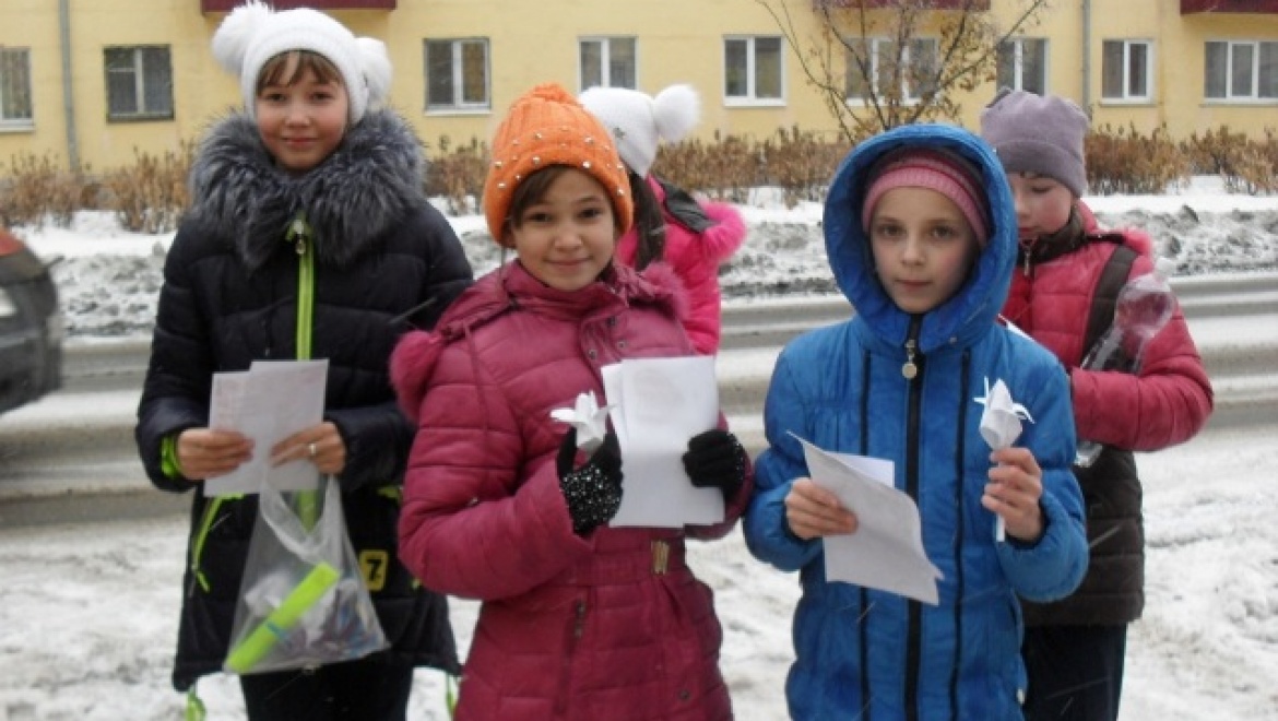 Полицейские со школьниками поздравили с праздником водителей и пешеходов – женщин