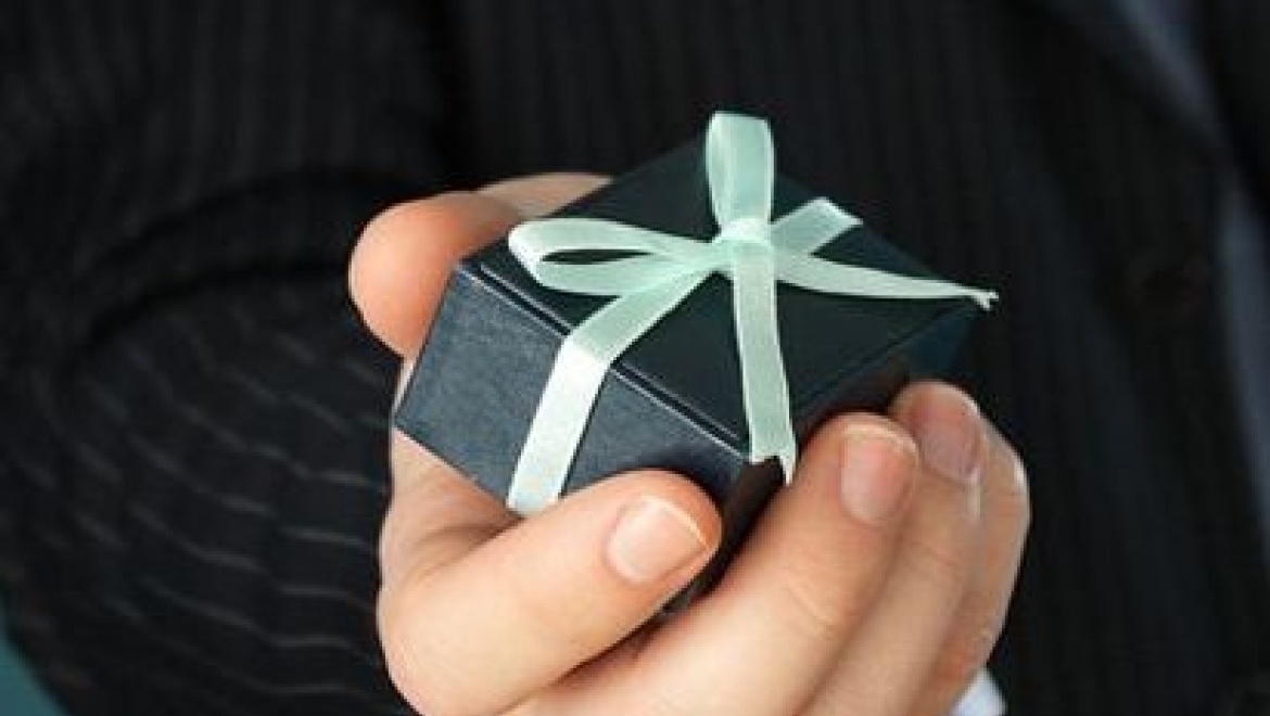 Прокуратура Авиастроительного района напоминает чиновникам о незаконности получения подарков