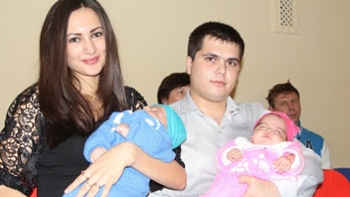 В оренбургском ЗАГСе поздравили семьи, в которых родились близнецы и двойни