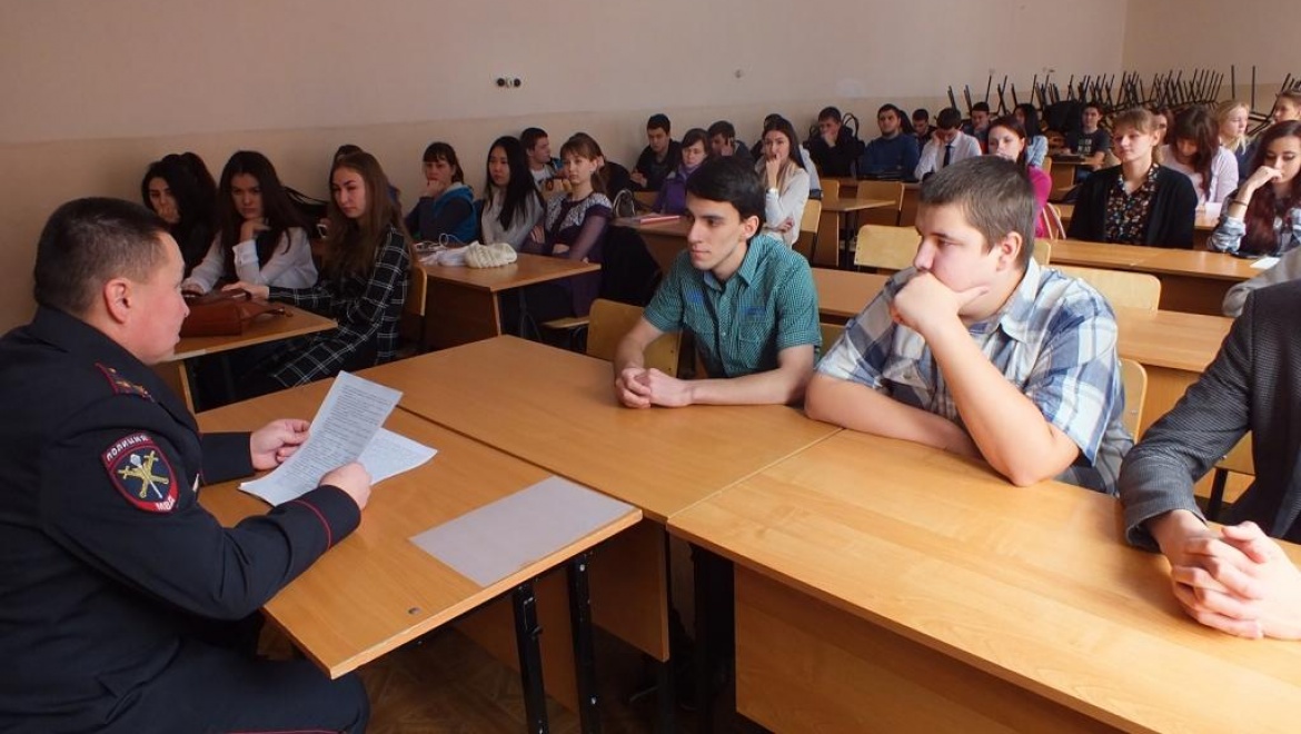 Полицейские города Орска провели беседу со студентами 