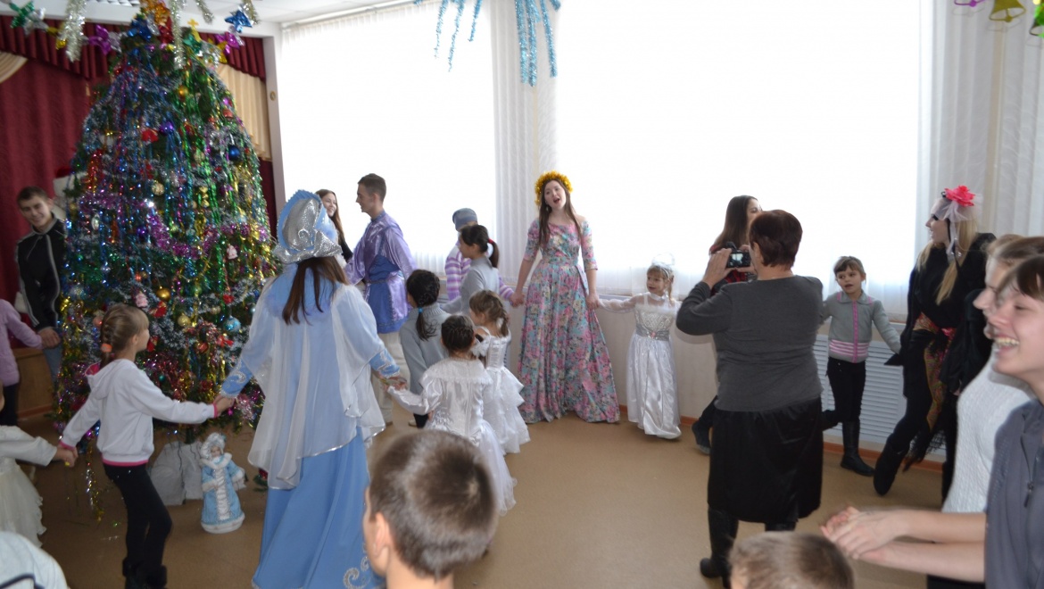 Оренбургские волонтёры организуют новогодние представления 