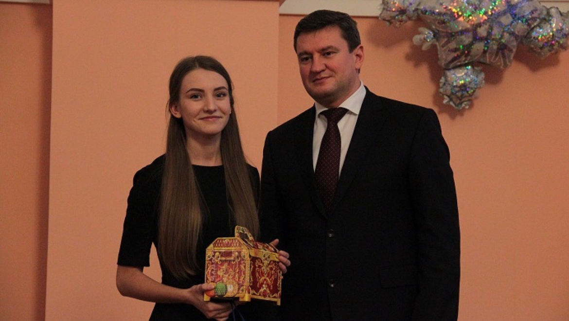 Евгений Арапов поздравил лучших учеников с наступающим Новым годом         
