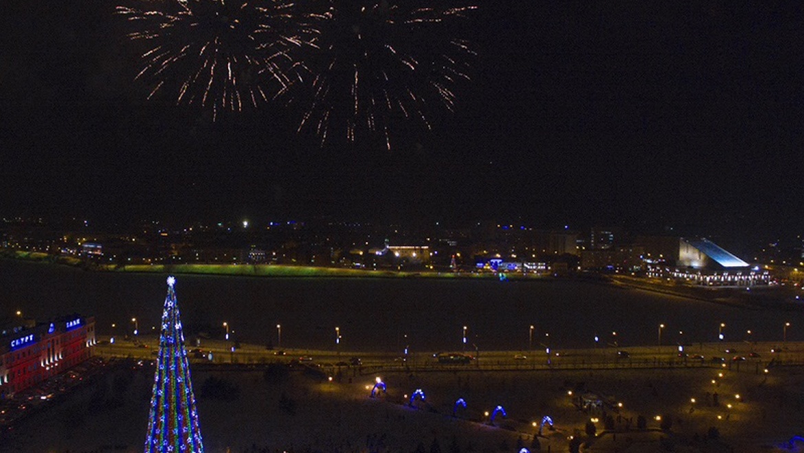 В Казани «волшебным селфи» зажгли главную городскую новогоднюю елку