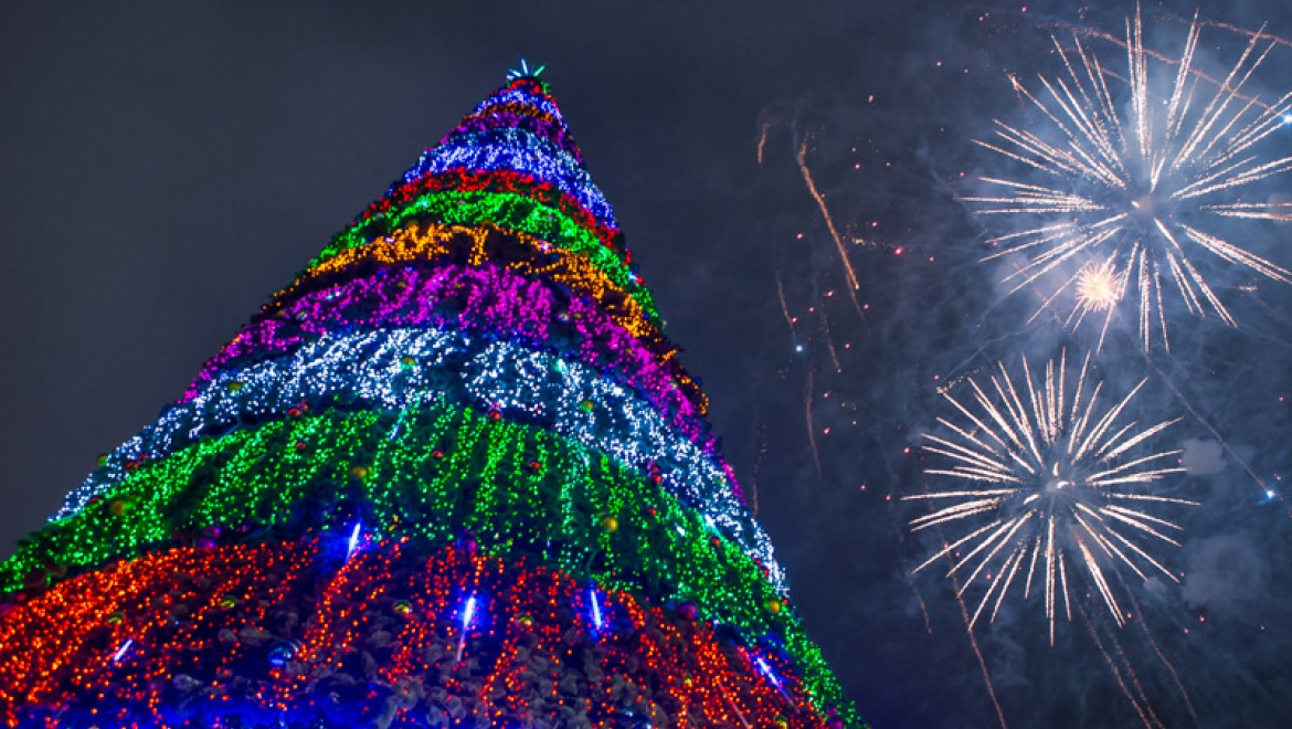 Гостям и жителям Казани покажут, как новогодние елки зажигают огни