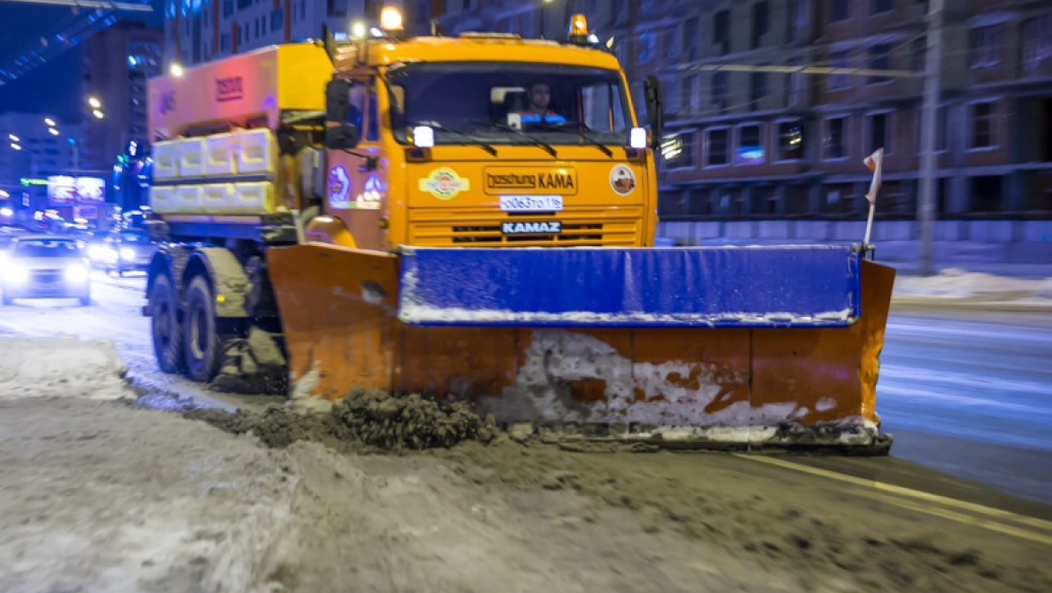 За минувшие сутки с улиц Казани вывезено свыше 7,5 тыс. тонн снега и смета