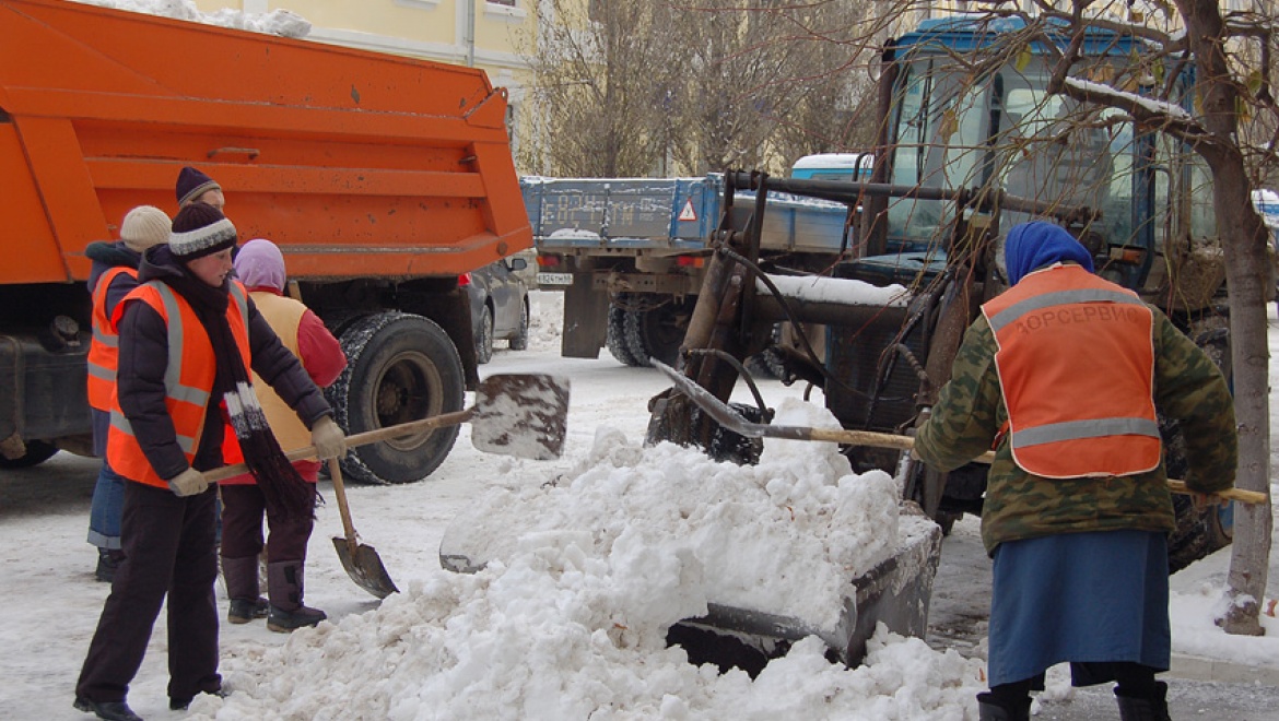 В Оренбурге идет уборка снега