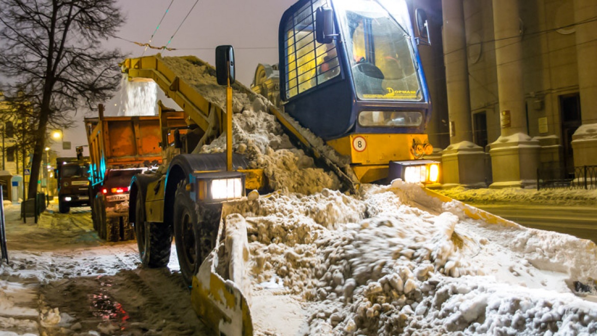 За минувшие сутки с улиц Казани было вывезено более 8 тысяч тонн снега и смета