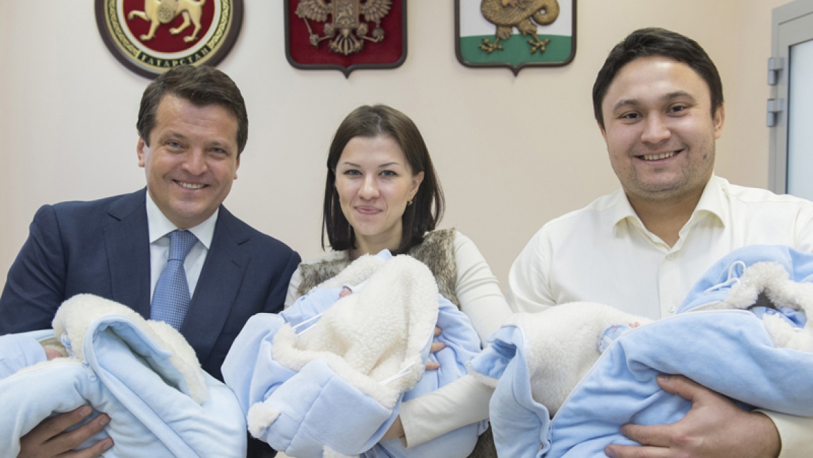 Ильсур Метшин поздравил молодых казанских родителей с рождением тройни