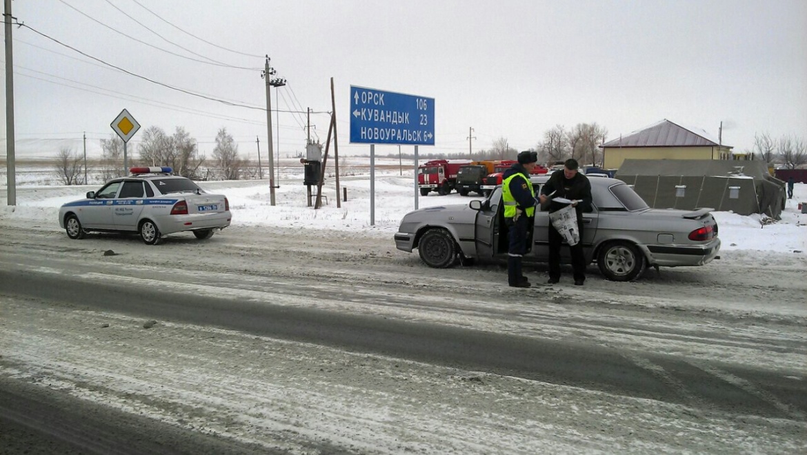 Полицейские проводят разъяснительную работу с водителями на трассе Оренбург – Орск