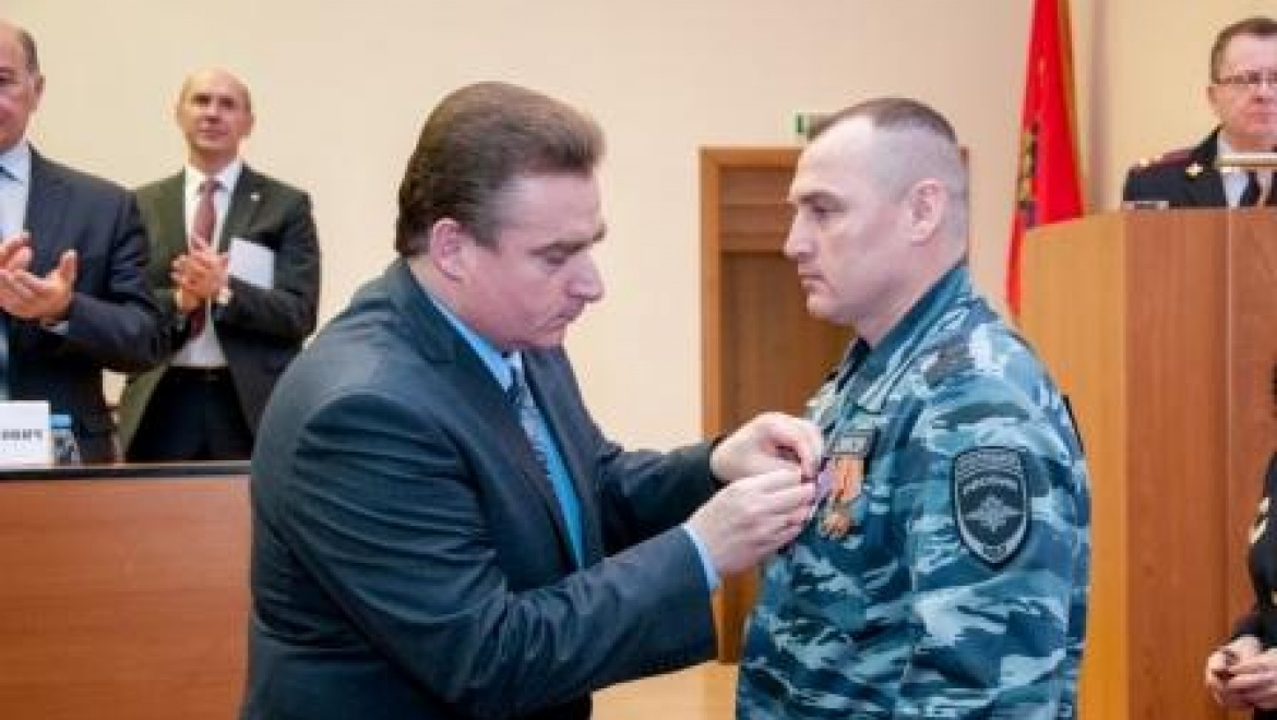 Cотруднику ОМОН вручили орден Мужества