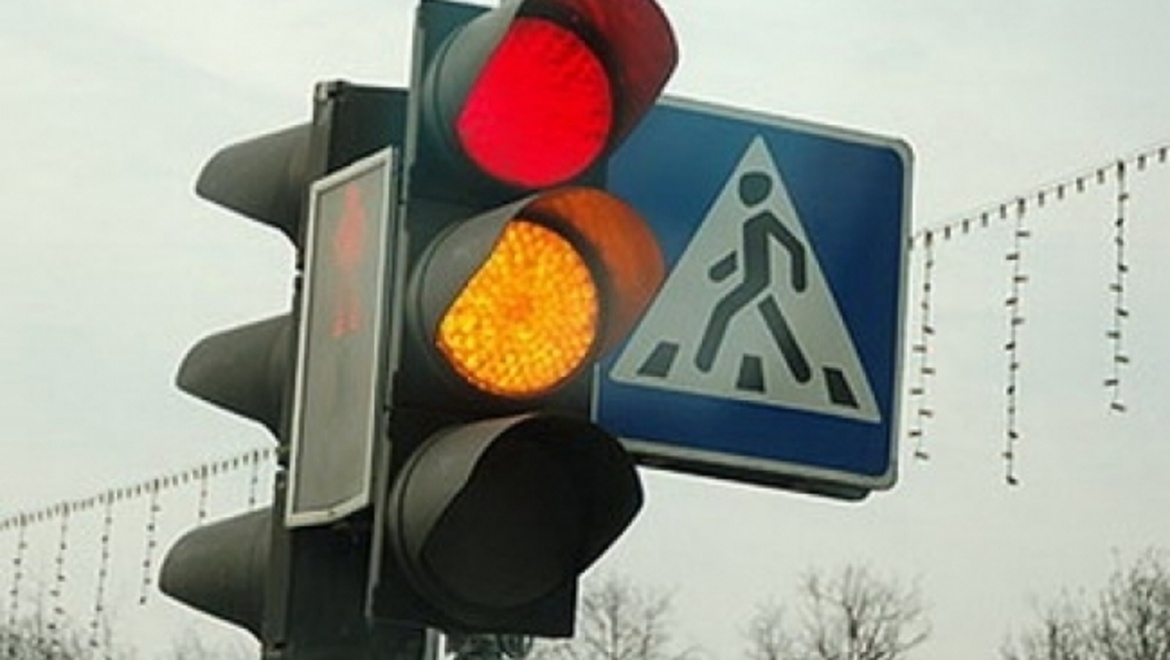 На перекрестке улиц Туркестанской и Ульяновой ведется реконструкция светофора